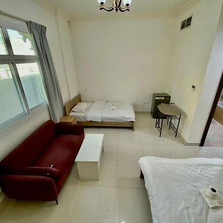 Cozy Rooms And Small Partitions For Men Guests In Дубай Екстериор снимка
