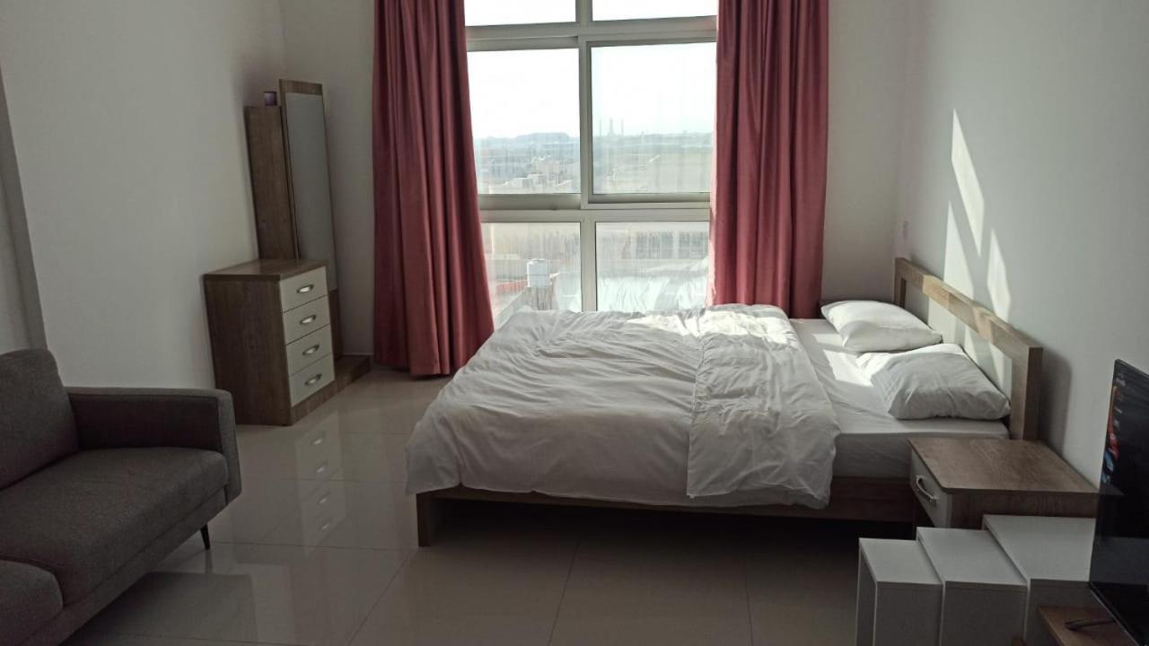 Cozy Rooms And Small Partitions For Men Guests In Дубай Екстериор снимка