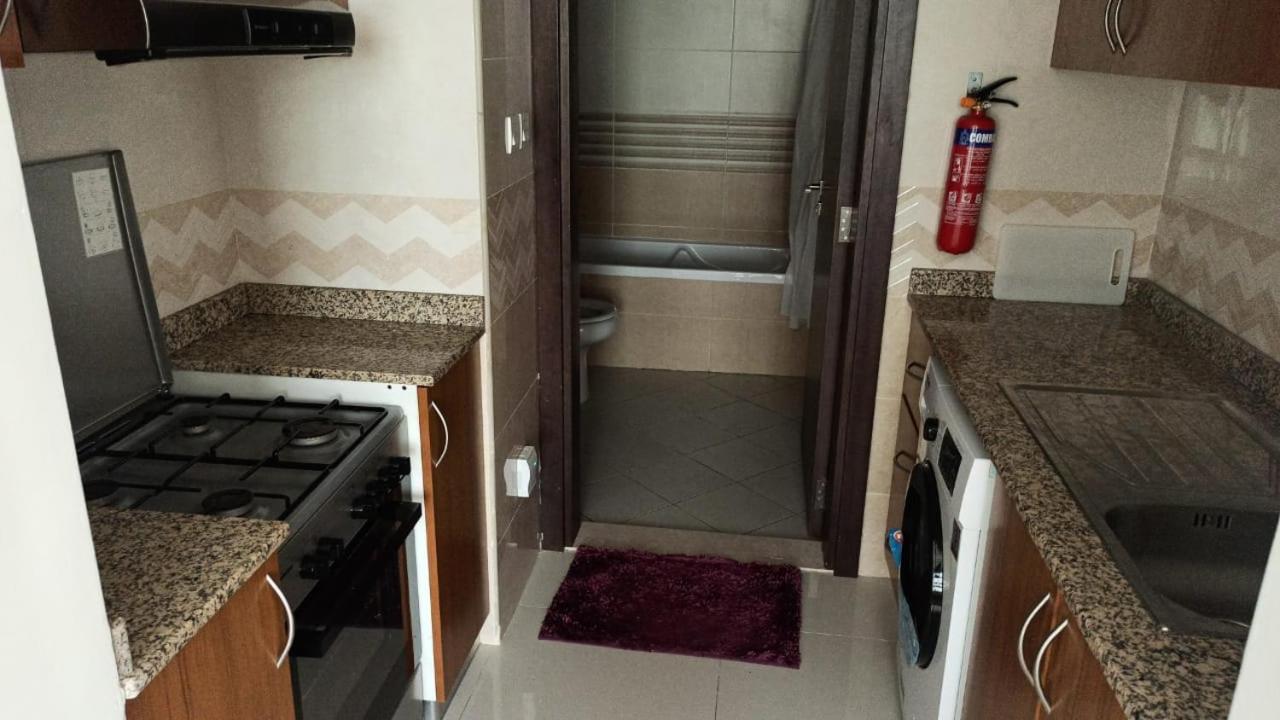 Cozy Rooms And Small Partitions For Men Guests In Дубай Екстериор снимка