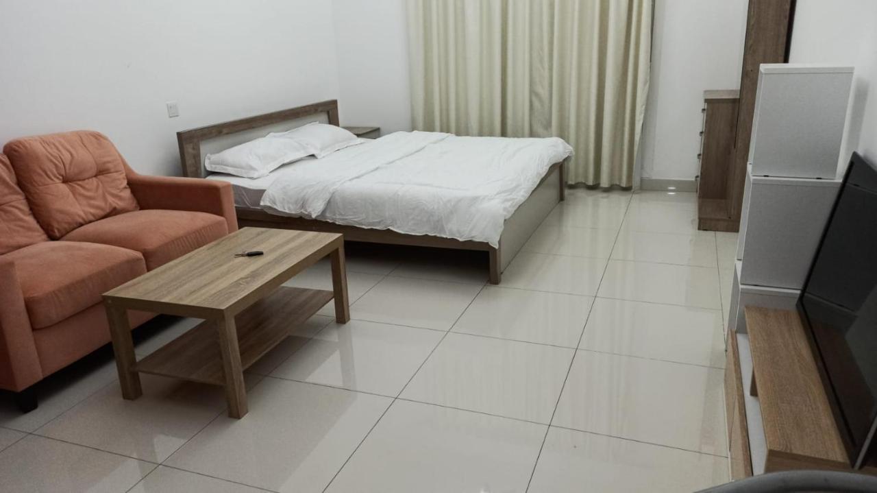 Cozy Rooms And Small Partitions For Men Guests In Дубай Екстериор снимка