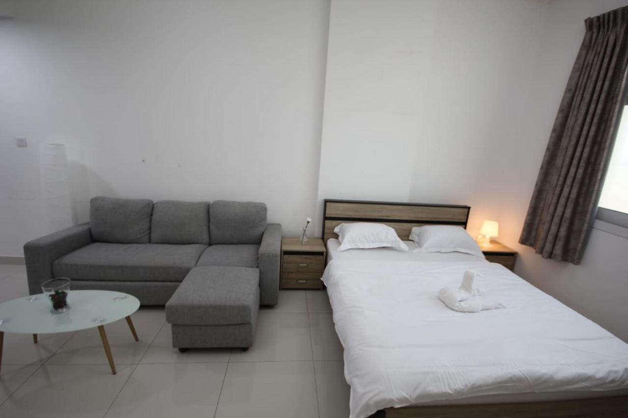 Cozy Rooms And Small Partitions For Men Guests In Дубай Екстериор снимка
