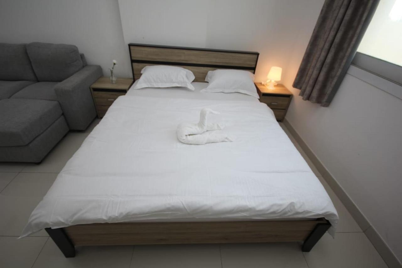 Cozy Rooms And Small Partitions For Men Guests In Дубай Екстериор снимка