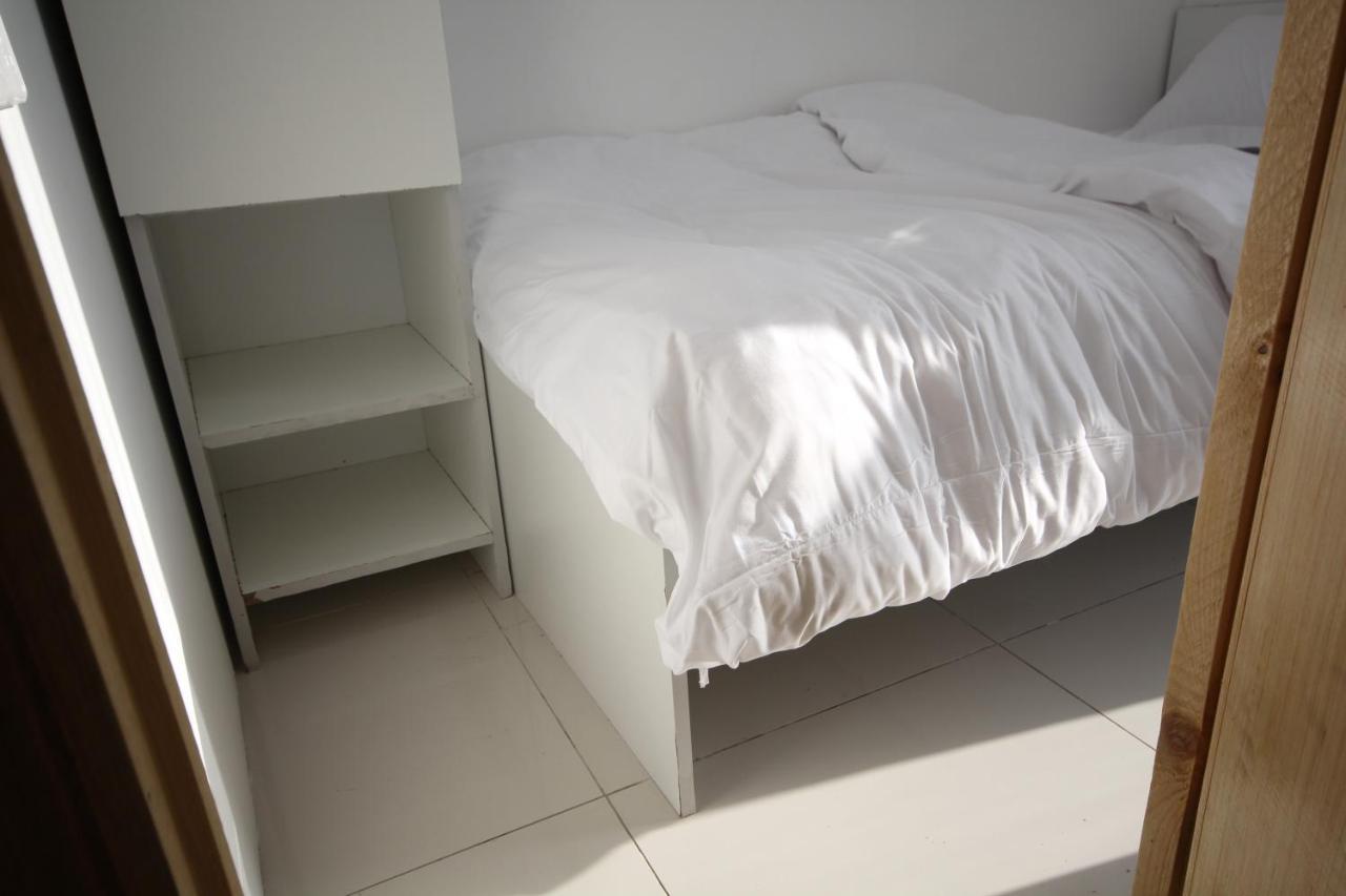 Cozy Rooms And Small Partitions For Men Guests In Дубай Екстериор снимка
