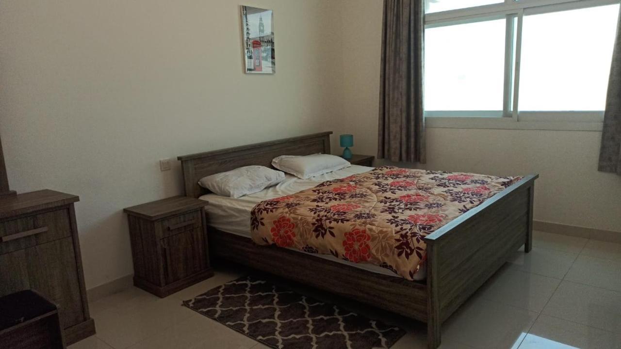 Cozy Rooms And Small Partitions For Men Guests In Дубай Екстериор снимка