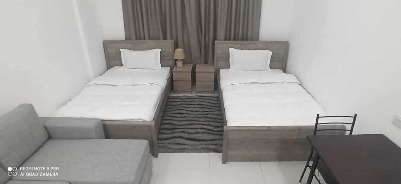 Cozy Rooms And Small Partitions For Men Guests In Дубай Екстериор снимка