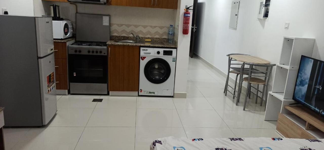 Cozy Rooms And Small Partitions For Men Guests In Дубай Екстериор снимка