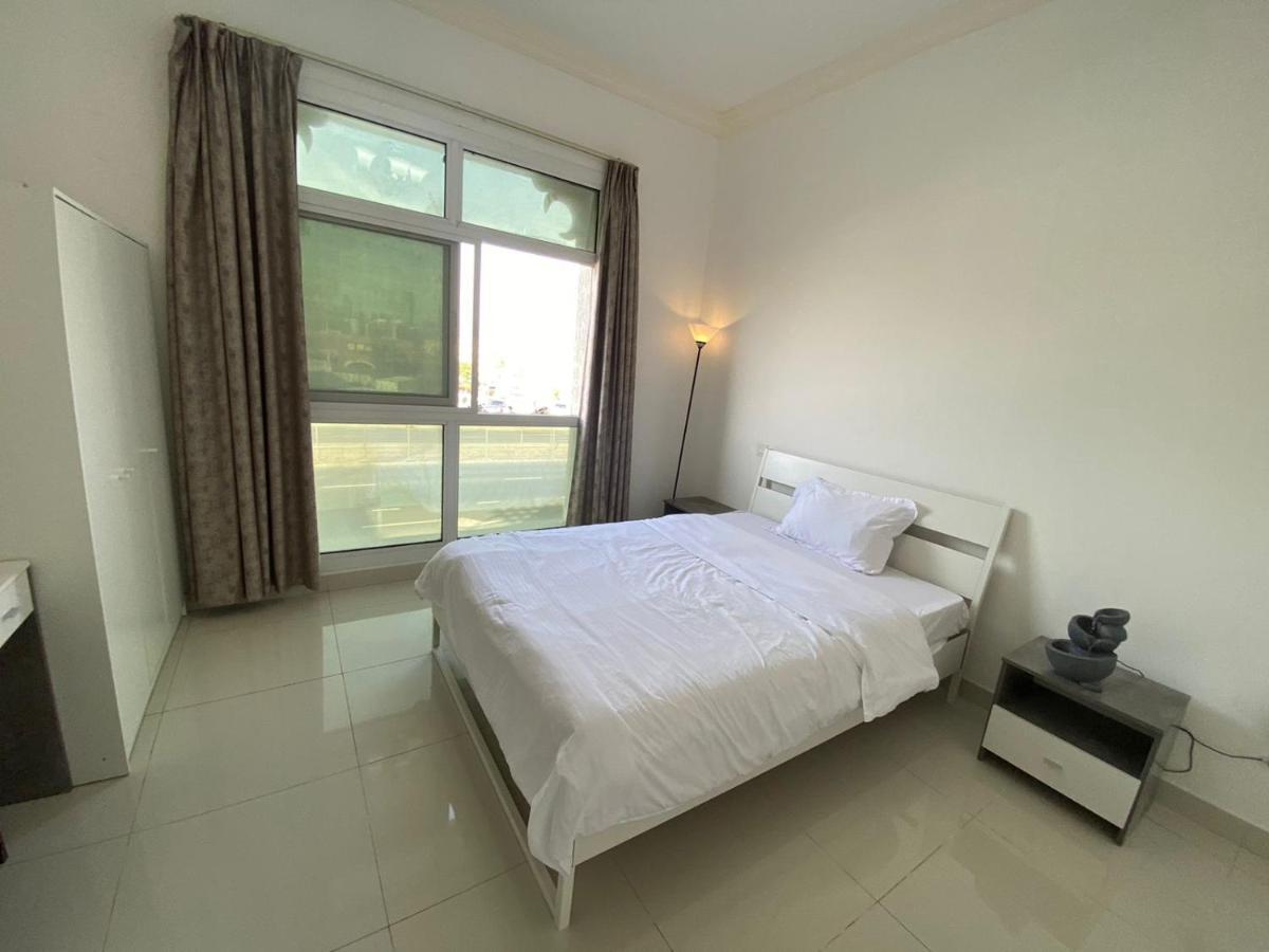 Cozy Rooms And Small Partitions For Men Guests In Дубай Екстериор снимка