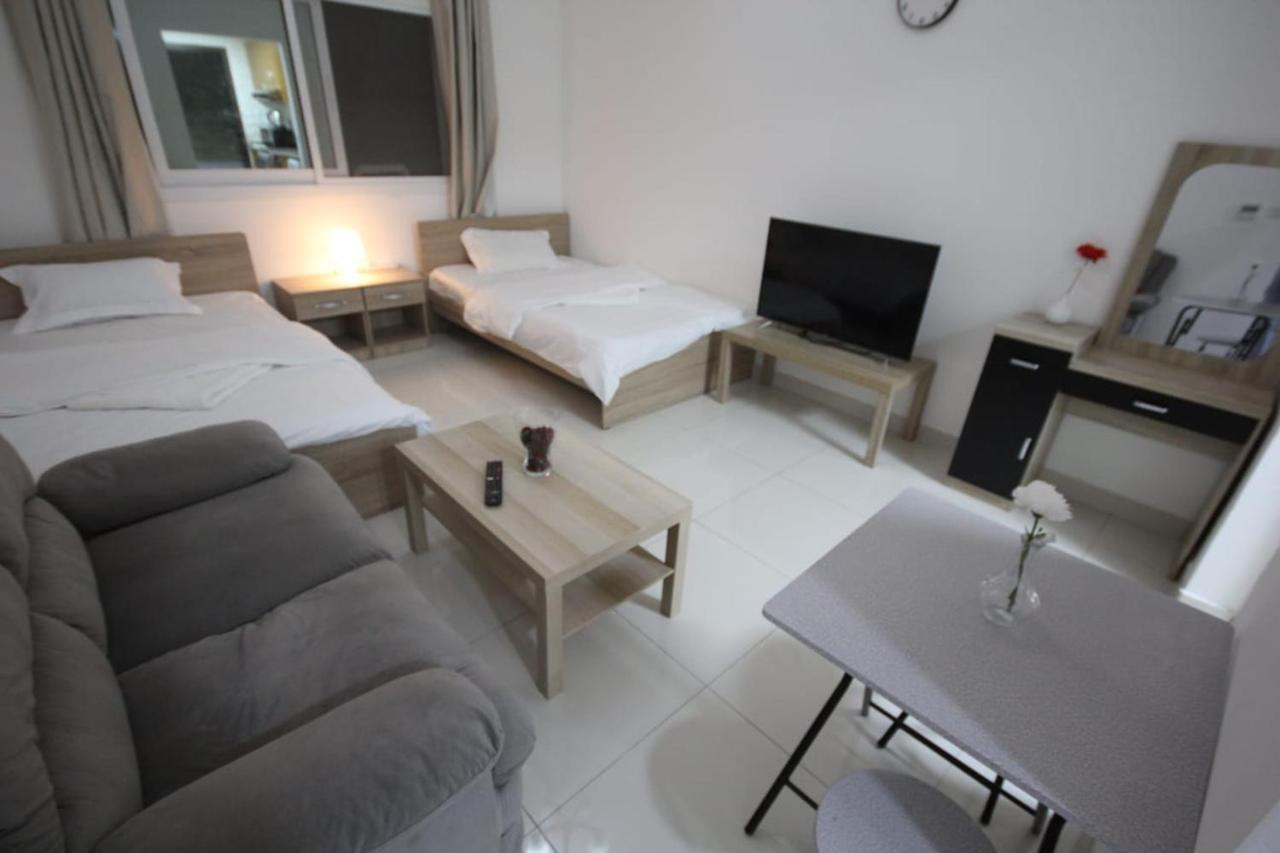 Cozy Rooms And Small Partitions For Men Guests In Дубай Екстериор снимка
