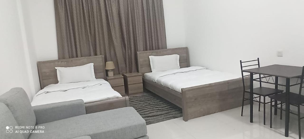 Cozy Rooms And Small Partitions For Men Guests In Дубай Екстериор снимка