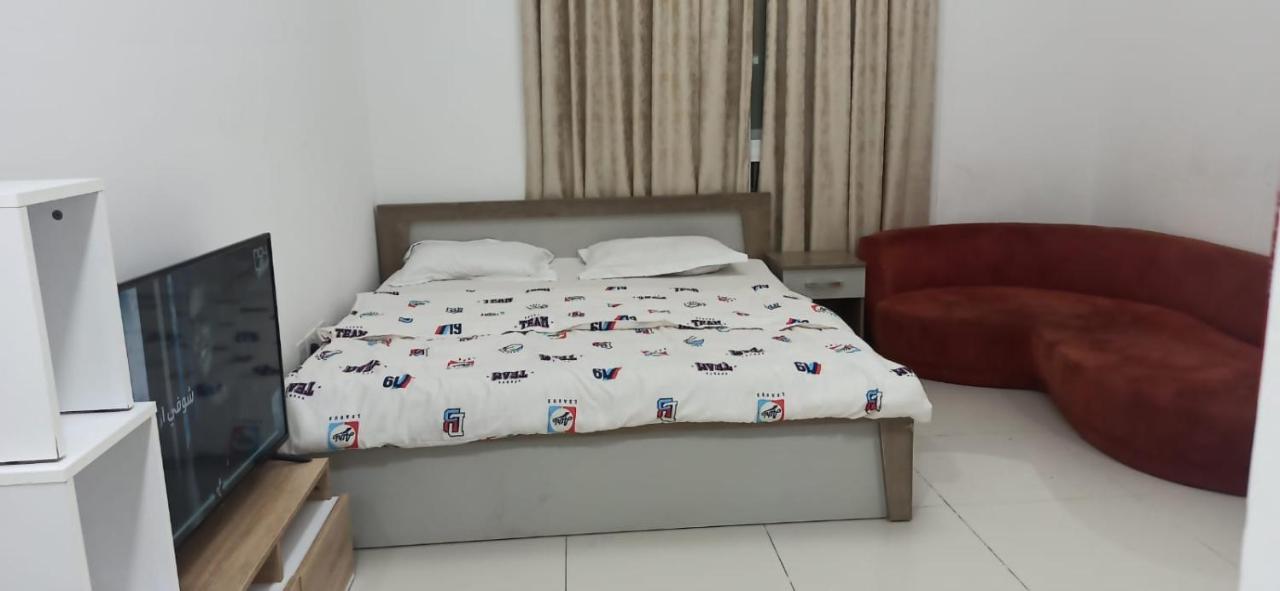 Cozy Rooms And Small Partitions For Men Guests In Дубай Екстериор снимка