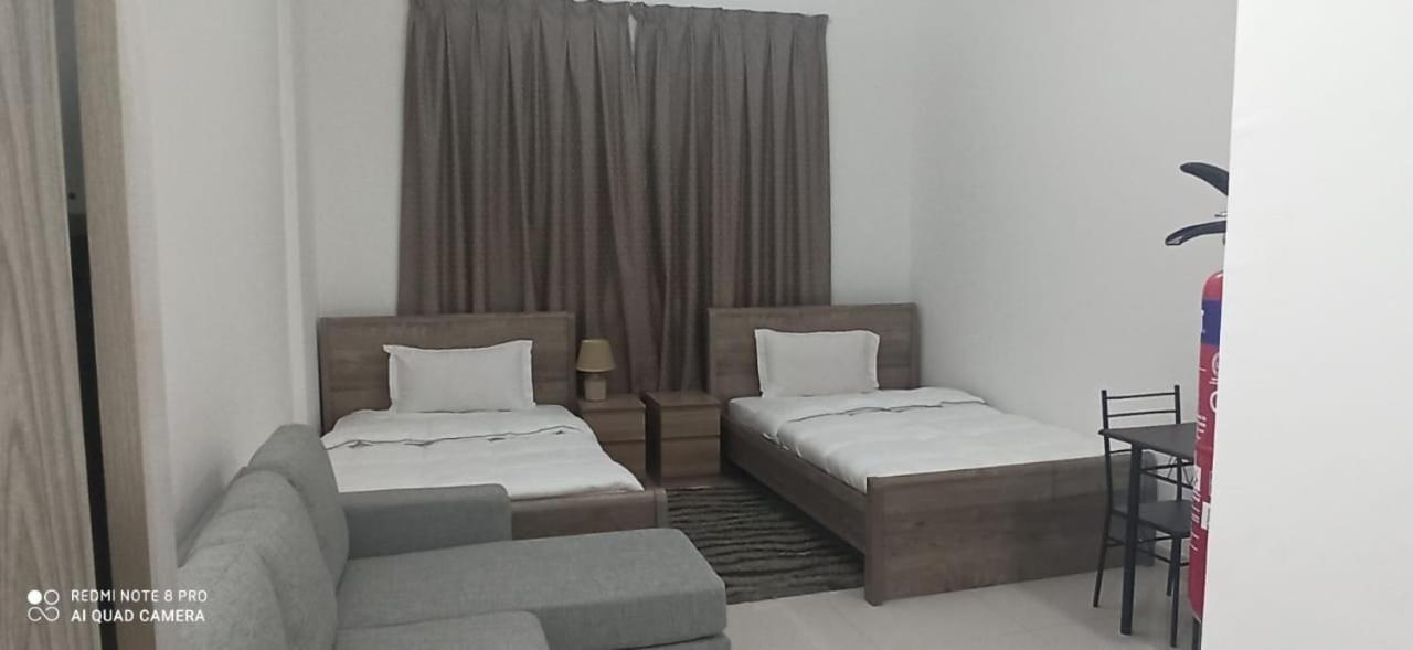 Cozy Rooms And Small Partitions For Men Guests In Дубай Екстериор снимка