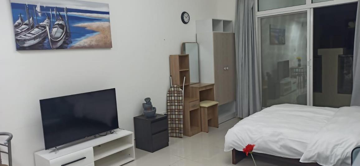 Cozy Rooms And Small Partitions For Men Guests In Дубай Екстериор снимка