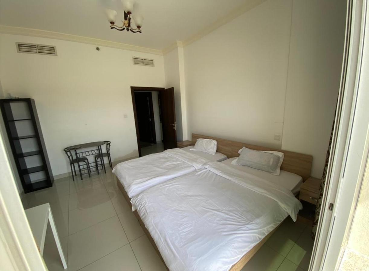 Cozy Rooms And Small Partitions For Men Guests In Дубай Екстериор снимка