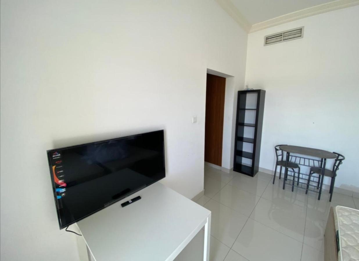 Cozy Rooms And Small Partitions For Men Guests In Дубай Екстериор снимка