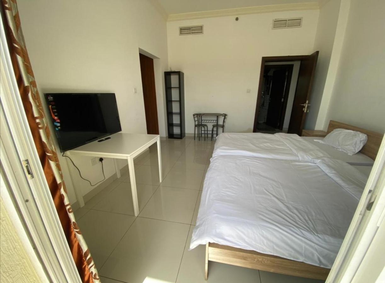 Cozy Rooms And Small Partitions For Men Guests In Дубай Екстериор снимка