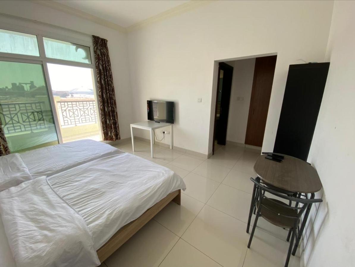 Cozy Rooms And Small Partitions For Men Guests In Дубай Екстериор снимка