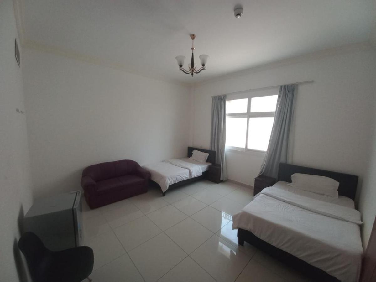 Cozy Rooms And Small Partitions For Men Guests In Дубай Екстериор снимка