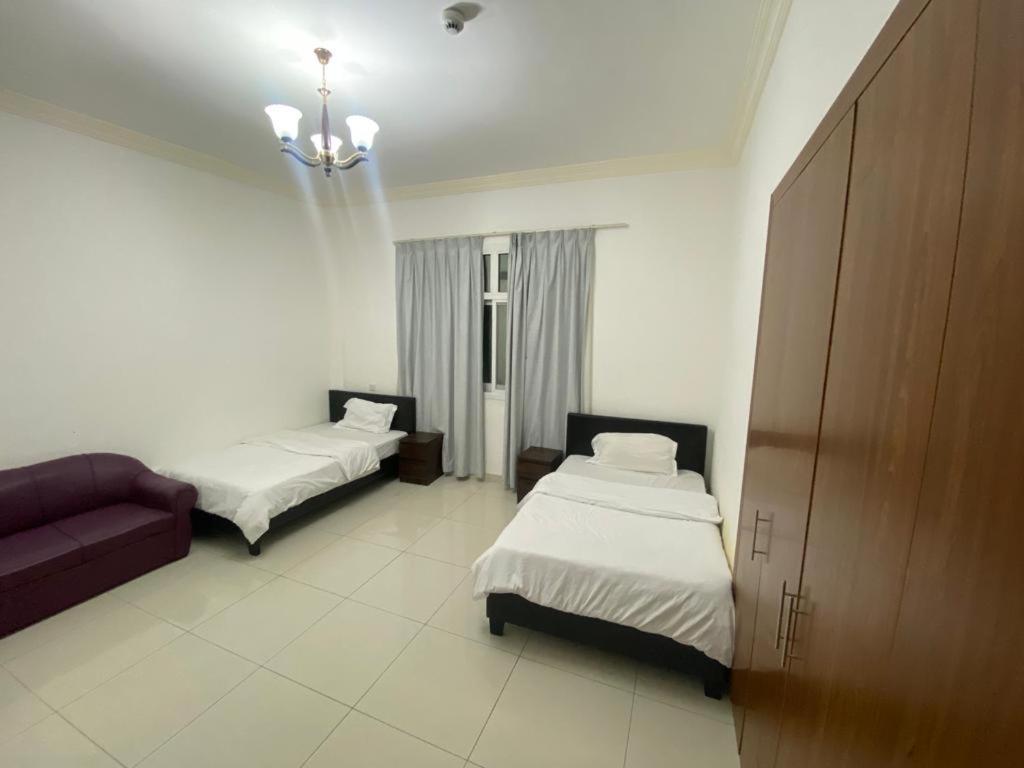 Cozy Rooms And Small Partitions For Men Guests In Дубай Екстериор снимка
