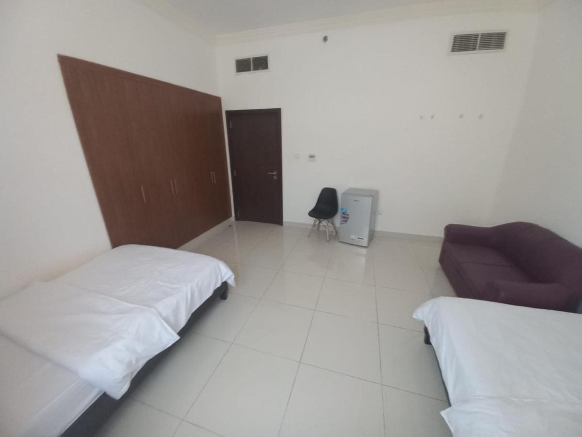 Cozy Rooms And Small Partitions For Men Guests In Дубай Екстериор снимка