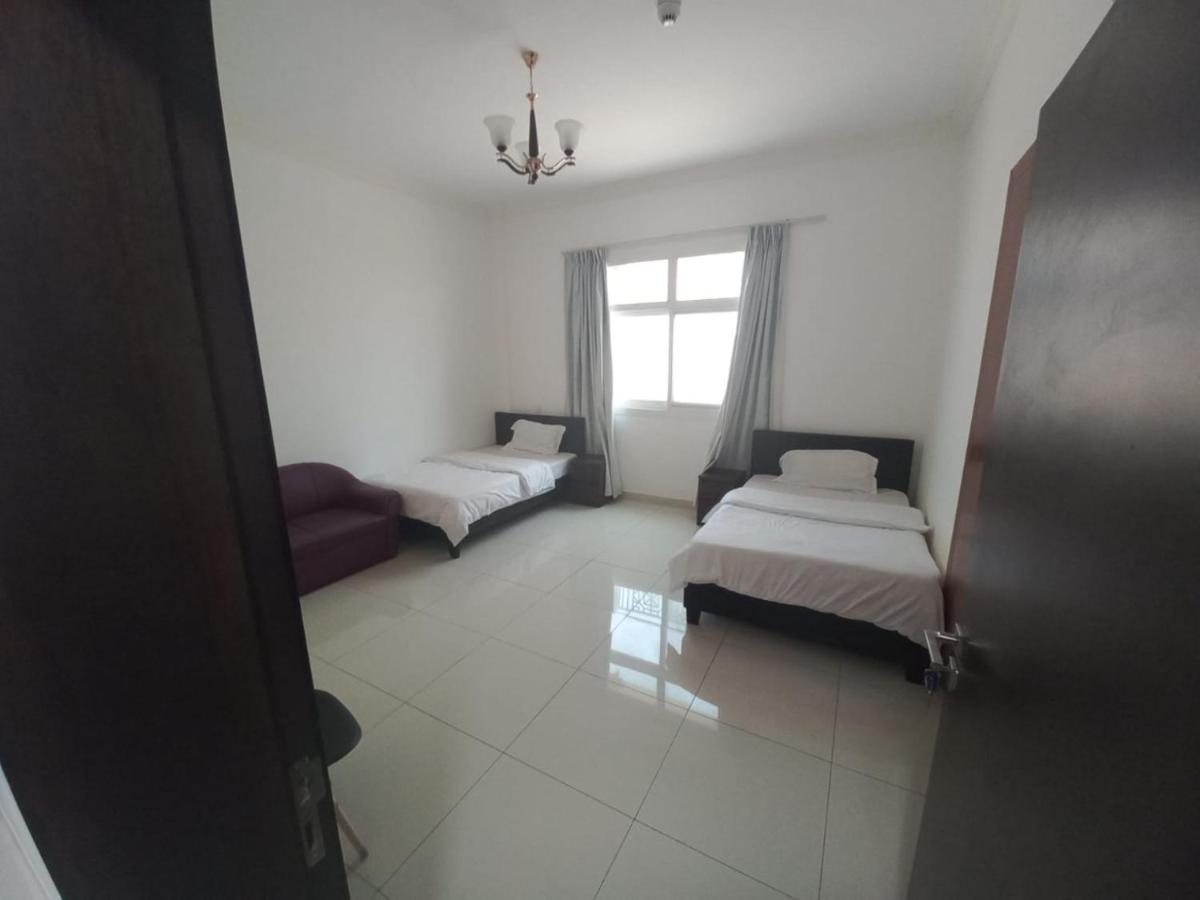 Cozy Rooms And Small Partitions For Men Guests In Дубай Екстериор снимка