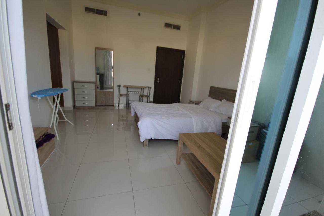 Cozy Rooms And Small Partitions For Men Guests In Дубай Екстериор снимка