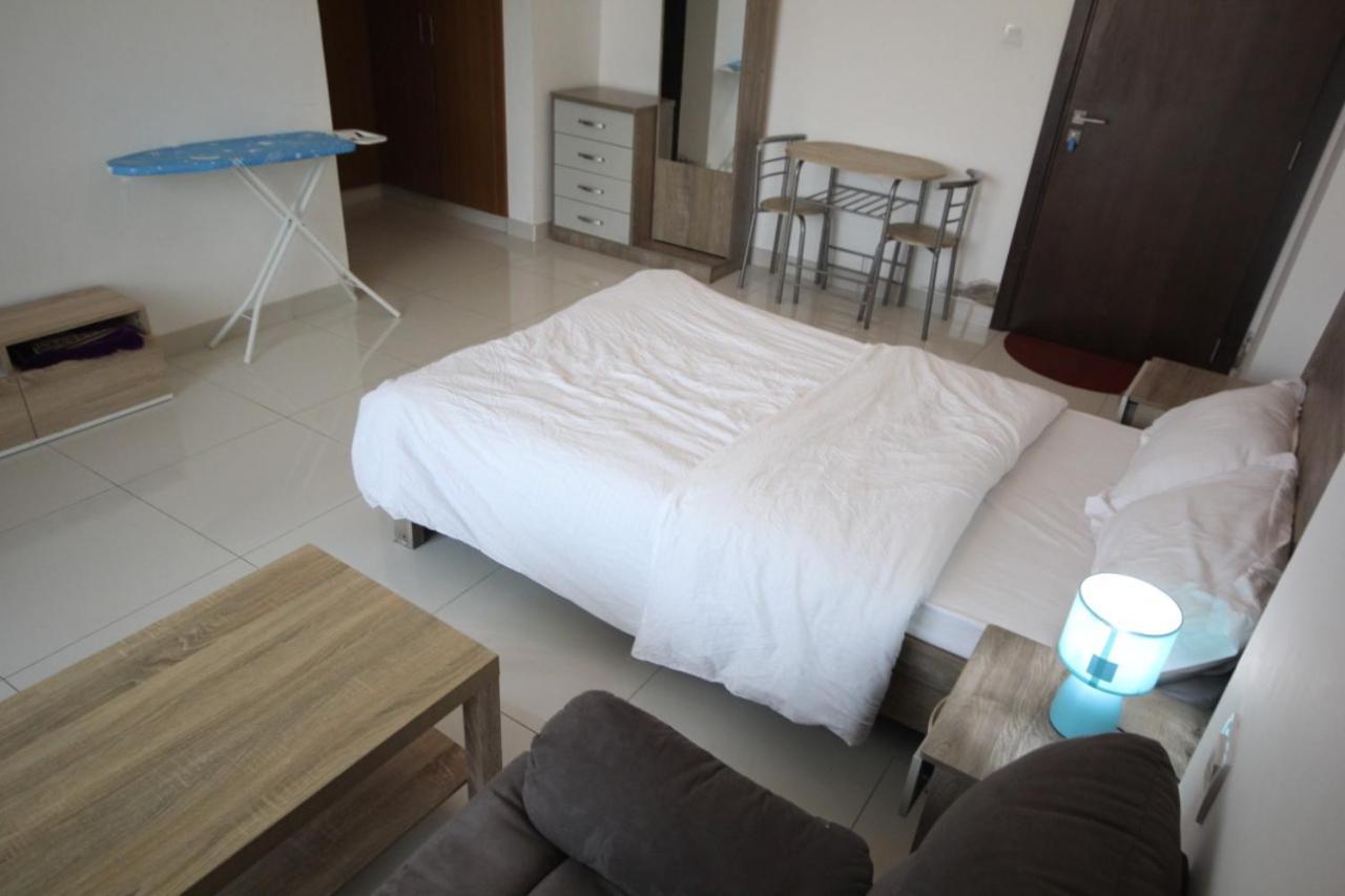 Cozy Rooms And Small Partitions For Men Guests In Дубай Екстериор снимка