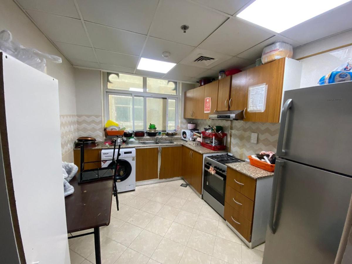 Cozy Rooms And Small Partitions For Men Guests In Дубай Екстериор снимка