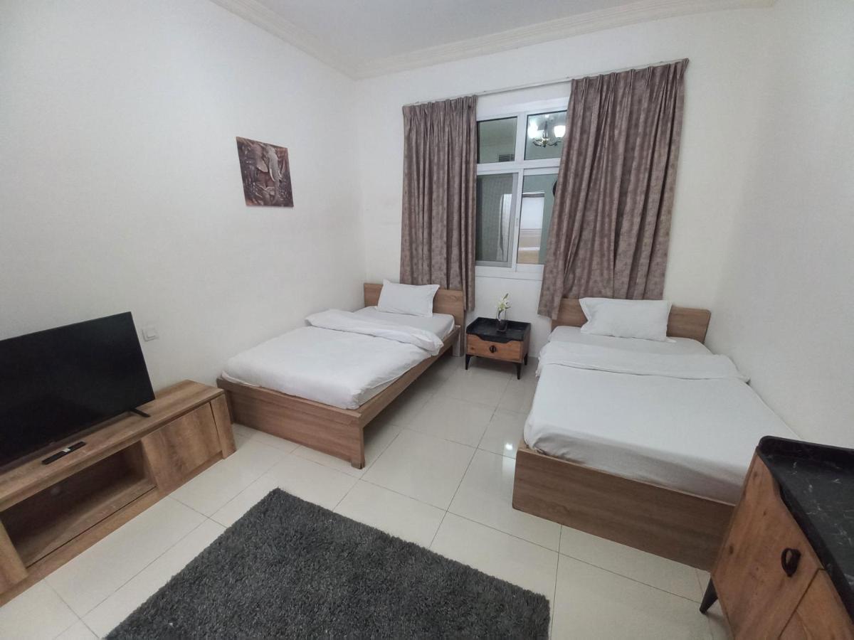 Cozy Rooms And Small Partitions For Men Guests In Дубай Екстериор снимка