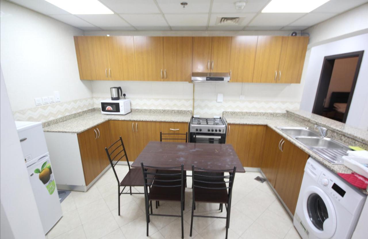 Cozy Rooms And Small Partitions For Men Guests In Дубай Екстериор снимка