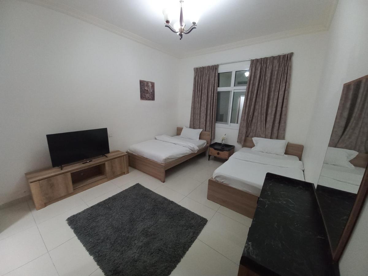 Cozy Rooms And Small Partitions For Men Guests In Дубай Екстериор снимка