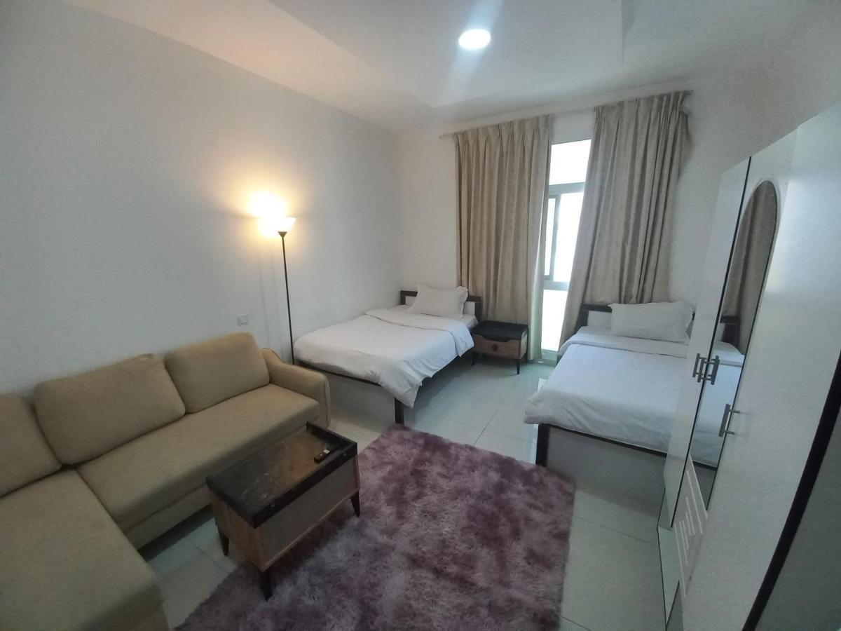 Cozy Rooms And Small Partitions For Men Guests In Дубай Екстериор снимка