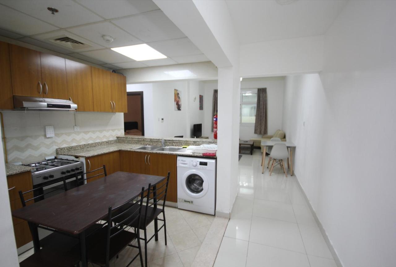 Cozy Rooms And Small Partitions For Men Guests In Дубай Екстериор снимка