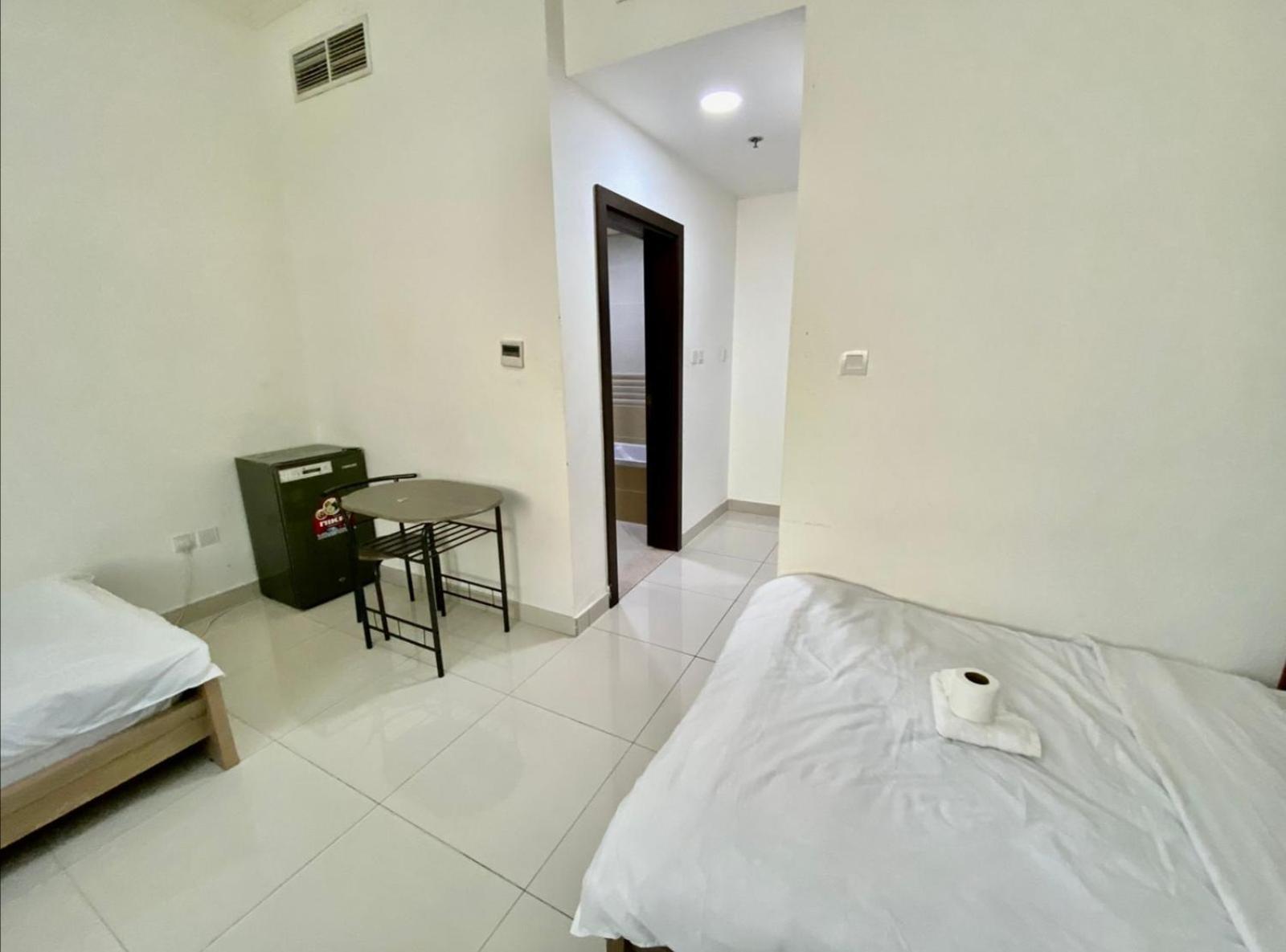 Cozy Rooms And Small Partitions For Men Guests In Дубай Екстериор снимка