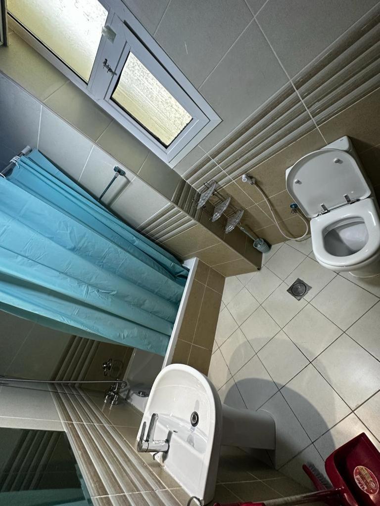 Cozy Rooms And Small Partitions For Men Guests In Дубай Екстериор снимка