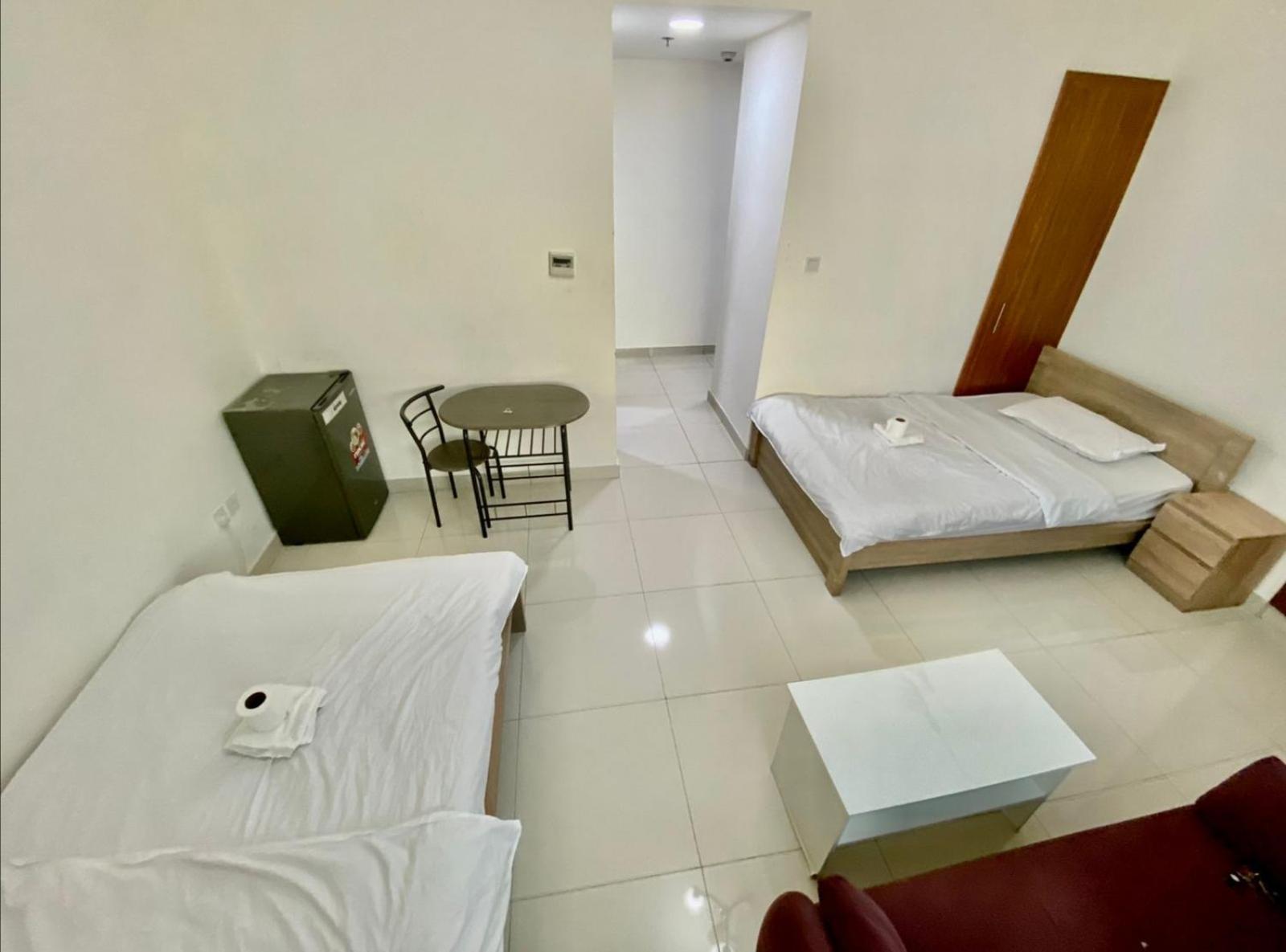 Cozy Rooms And Small Partitions For Men Guests In Дубай Екстериор снимка