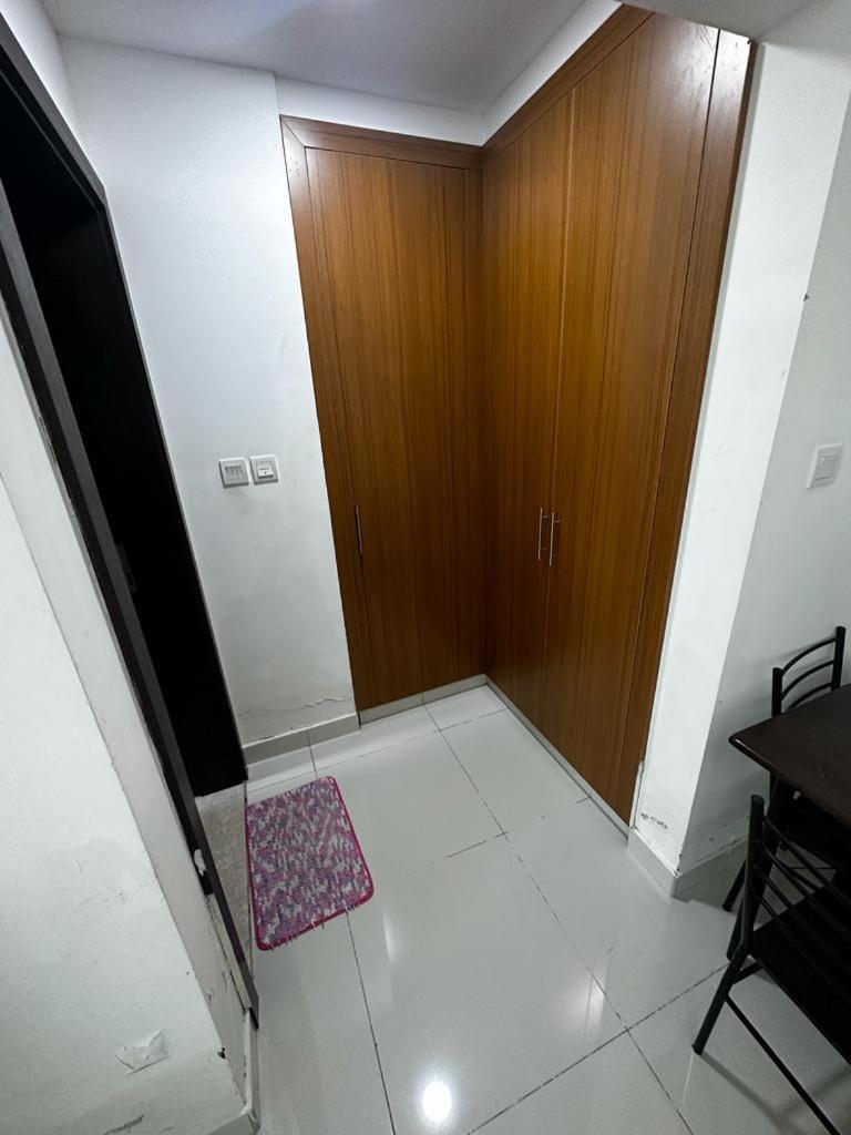 Cozy Rooms And Small Partitions For Men Guests In Дубай Екстериор снимка