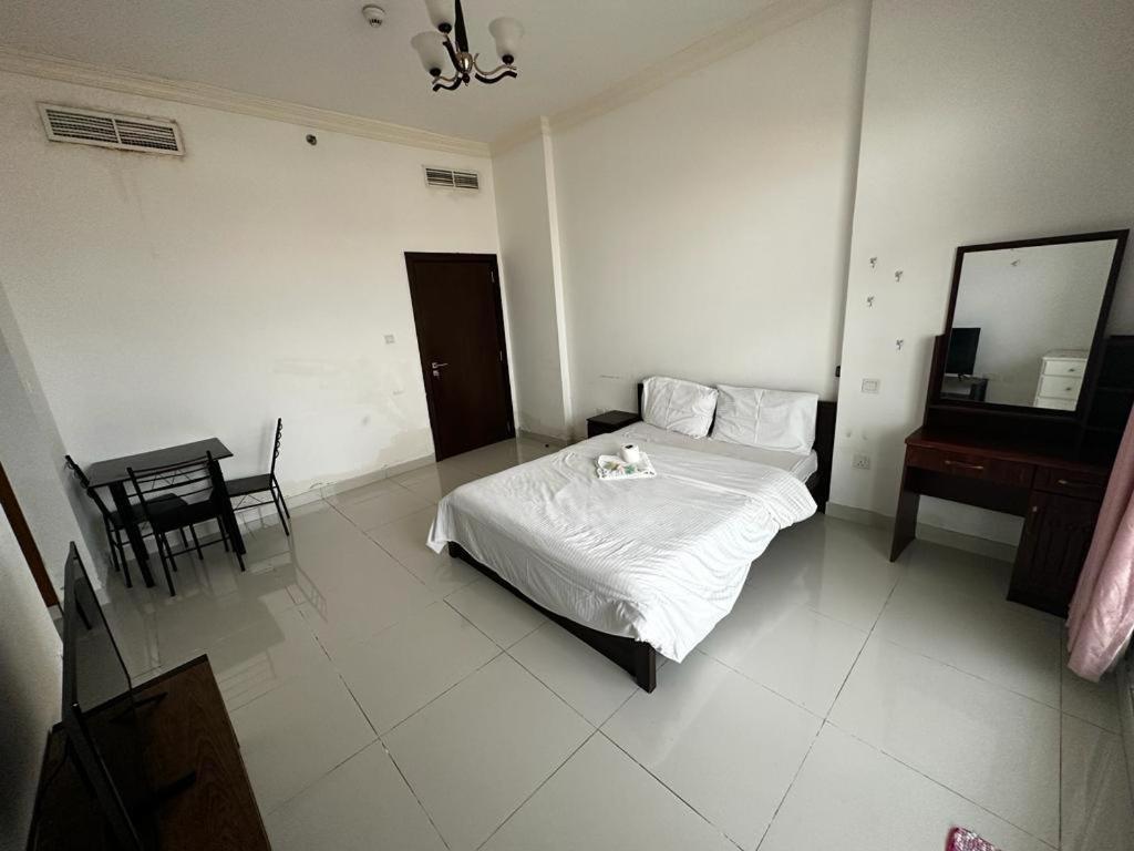 Cozy Rooms And Small Partitions For Men Guests In Дубай Екстериор снимка