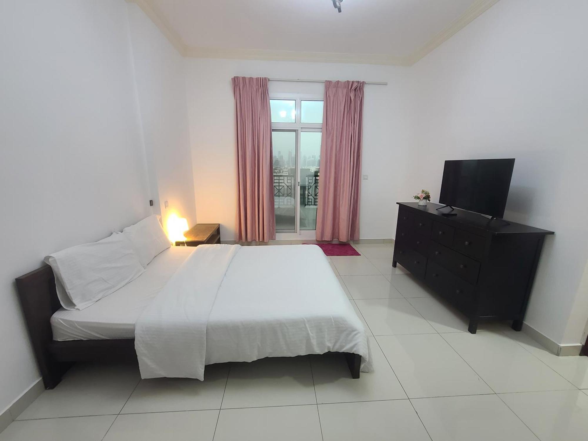 Cozy Rooms And Small Partitions For Men Guests In Дубай Екстериор снимка