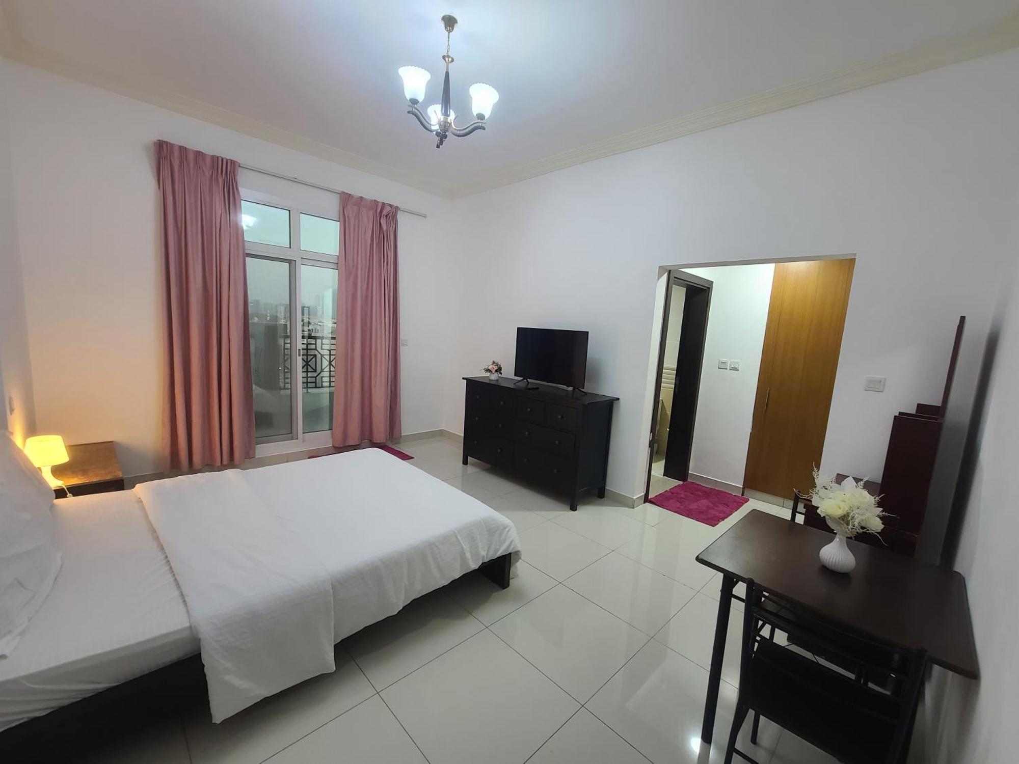 Cozy Rooms And Small Partitions For Men Guests In Дубай Екстериор снимка