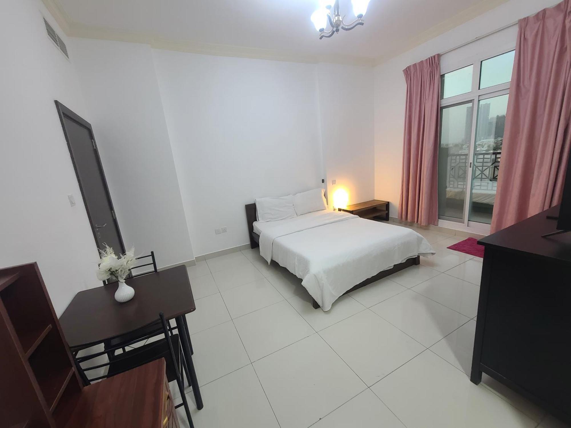 Cozy Rooms And Small Partitions For Men Guests In Дубай Екстериор снимка