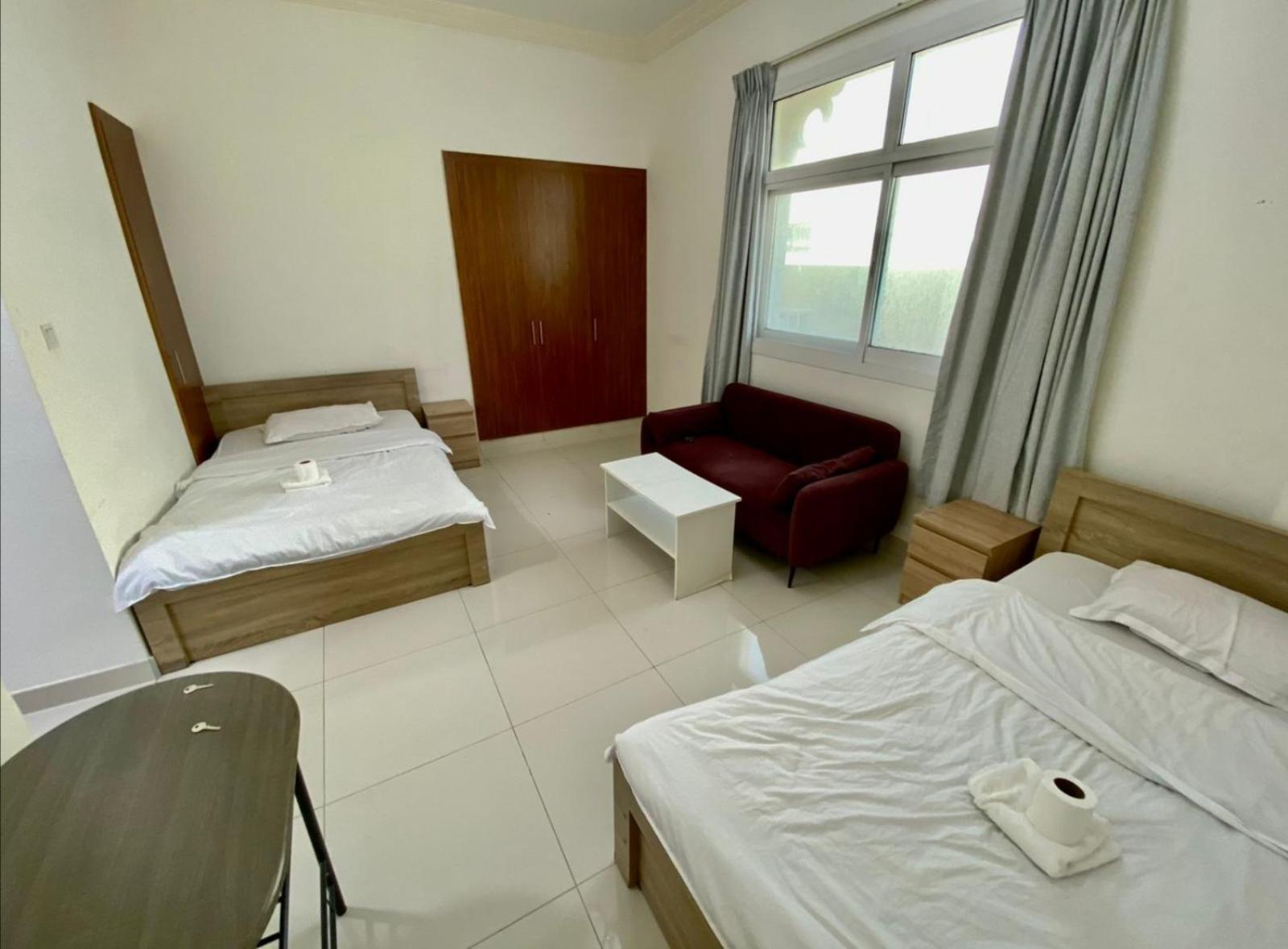 Cozy Rooms And Small Partitions For Men Guests In Дубай Екстериор снимка